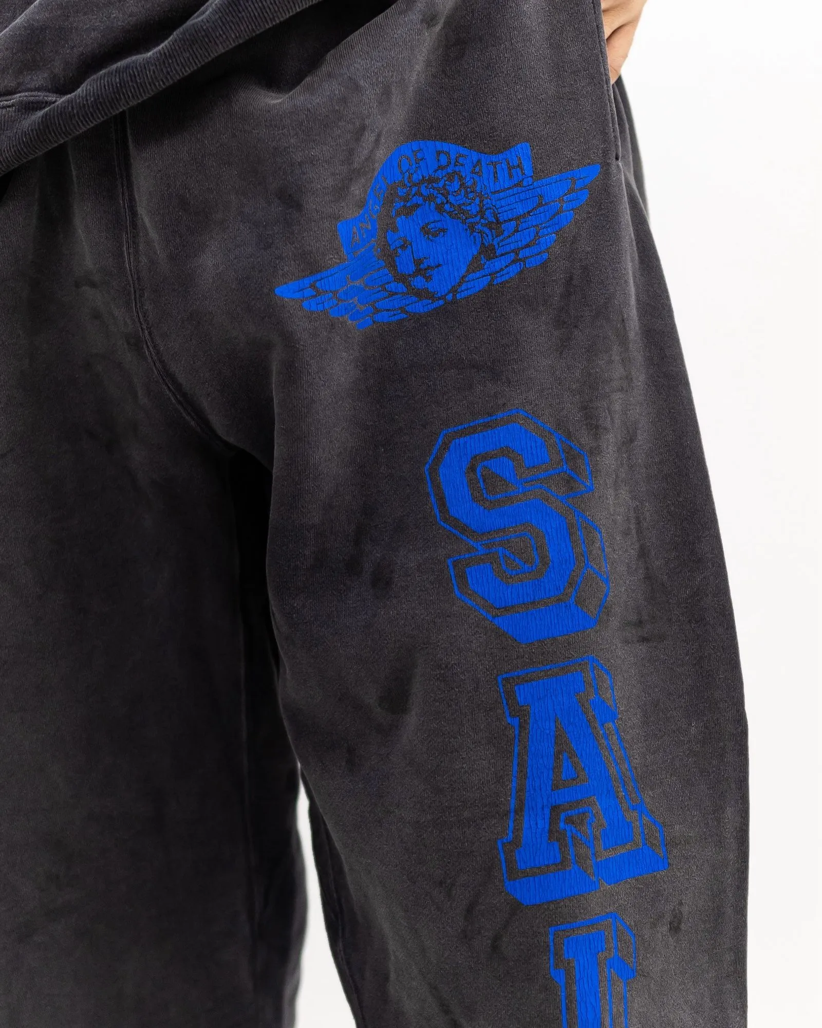 SAINT Mxxxxxx SWEAT PANTS/ANGEL/BLK Blue Angel Reborn Sweatpants Washed black S-XL Assute dyeing Sprayed on the whole piece to fade Wormhole destruction treatment Heavy fermentation washing to create NEW VINTAGE texture Factory four-needle and six-thread workmanship No bone seams More comfortable to wear Genuine grade crack printing/correct accessories